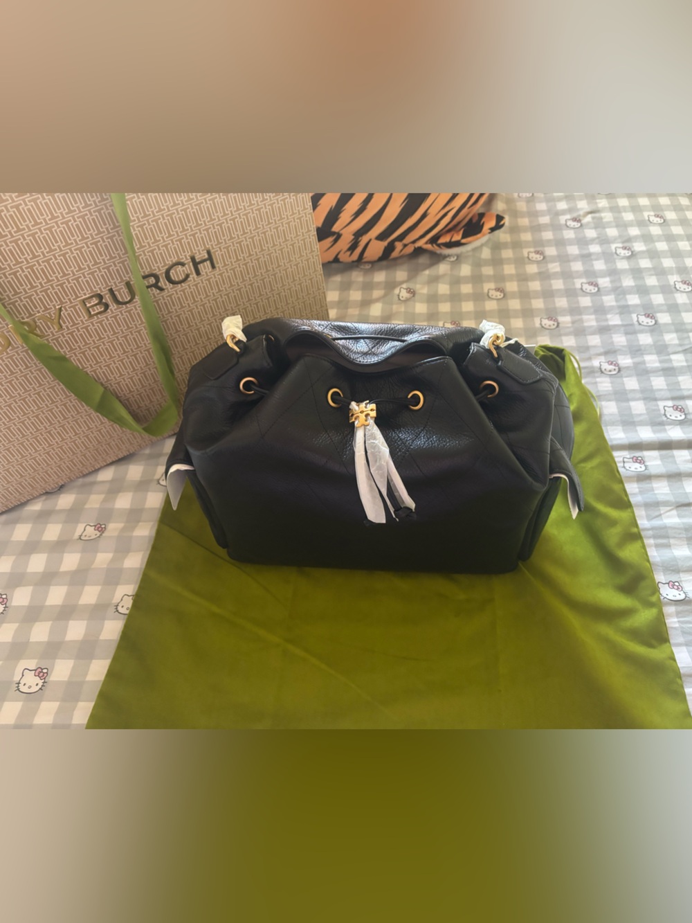 CHARLIE QUILTED DRAWSTRING SHOULDER BAG LARGE
Black